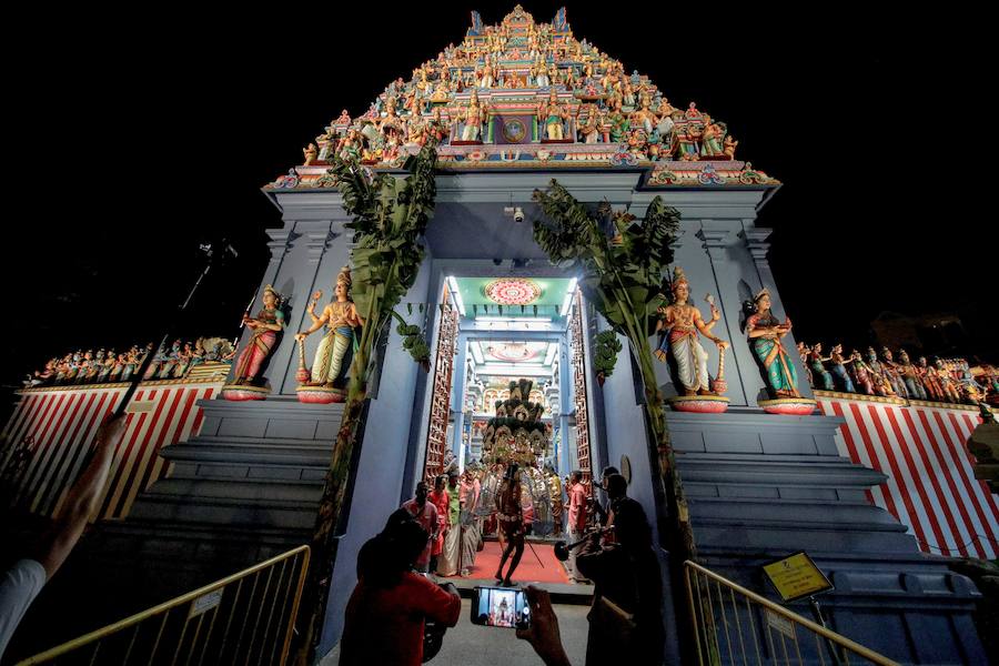Los devotos del dios hindú Murugan celebran el Taipusam. Es un festival importante de la comunidad Tamil. Los devotos llevan kavadi, o cargas físicas, y participan en una larga procesión, a menudo comenzando antes del amanecer, para honrar al dios hindú Murugan y pedir favores o perdón.