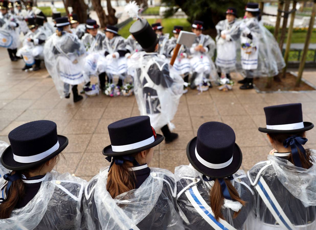 Los tamborreros desfilan por las calles de la Parte Vieja donostiarra durante la celebración del día de San Sebastián. Los donostiarras honran a su patron al ritmo de los tambores y de la cocina tradicional.