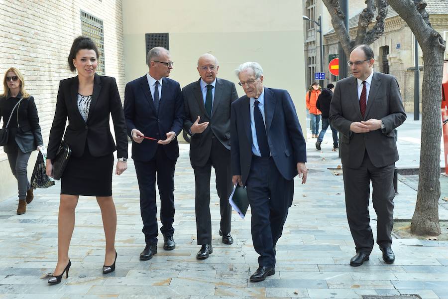 El jurista presenta en Murcia su nuevo libro, 'Manual para vivir en la era de la incertidumbre', haciendo una defensa «de lo humano»