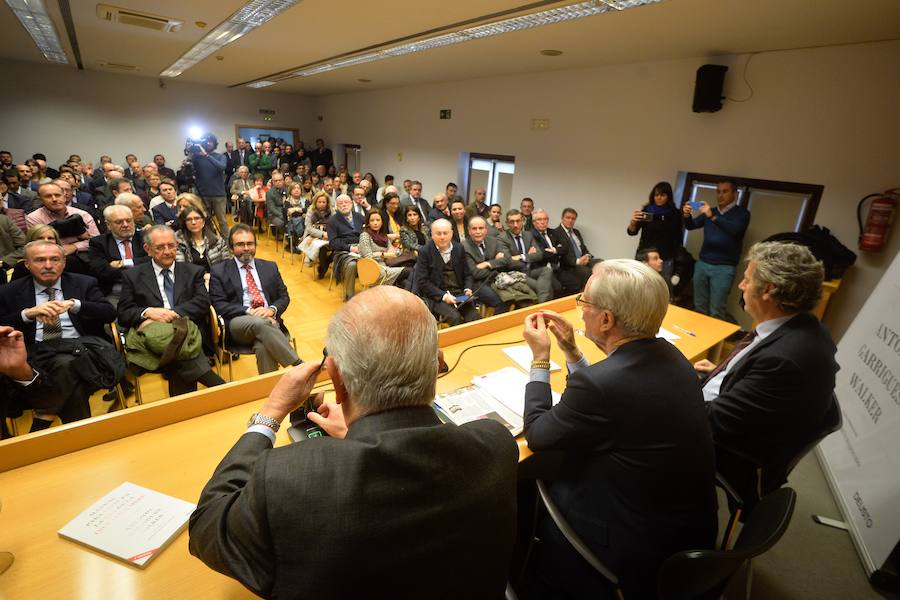 El jurista presenta en Murcia su nuevo libro, 'Manual para vivir en la era de la incertidumbre', haciendo una defensa «de lo humano»