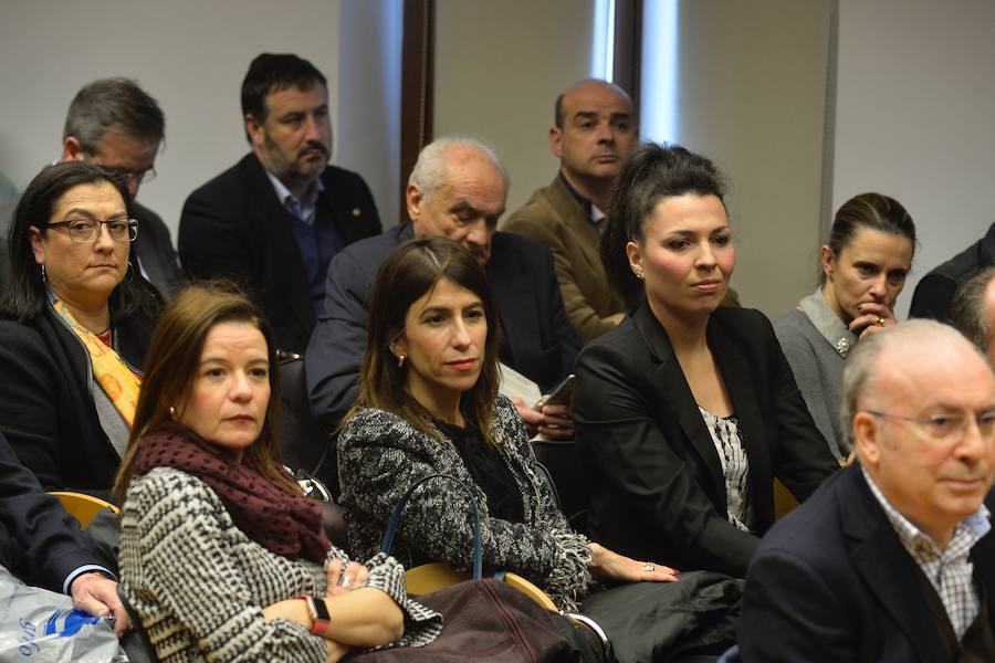 El jurista presenta en Murcia su nuevo libro, 'Manual para vivir en la era de la incertidumbre', haciendo una defensa «de lo humano»