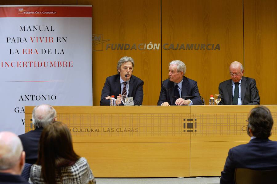 El jurista presenta en Murcia su nuevo libro, 'Manual para vivir en la era de la incertidumbre', haciendo una defensa «de lo humano»