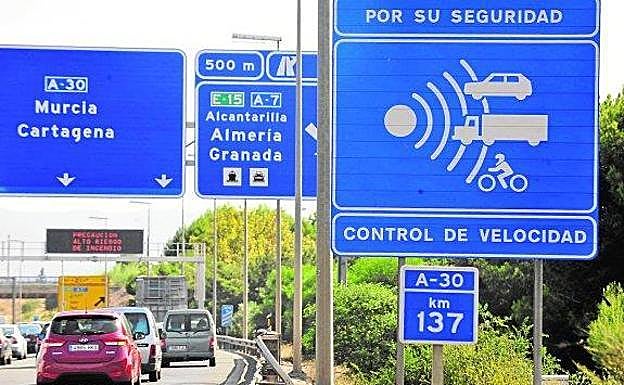 Una señal informa de un control de velocidad.