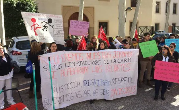 La trabajadoras de la limpieza de la Comunidad, durante su protesta de este miércoles en Murcia.