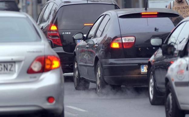Varios coches circulan por las calles de Murcia.