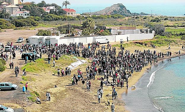 Manifestantes, en la playa de Cala Reona, en una marcha contra la urbanización de este paraje, en marzo de 2010. 