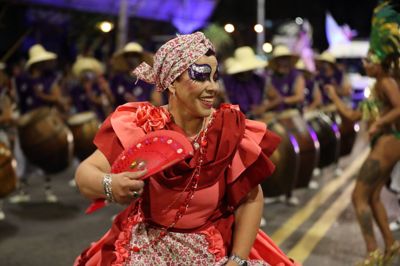 Agrupaciones de murgas uruguayas participan este en el desfile inaugural del carnaval de Montevideo (Uruguay). El tradicional desfile inaugural está compuesto por 44 conjuntos de las agrupaciones carnavalescas.