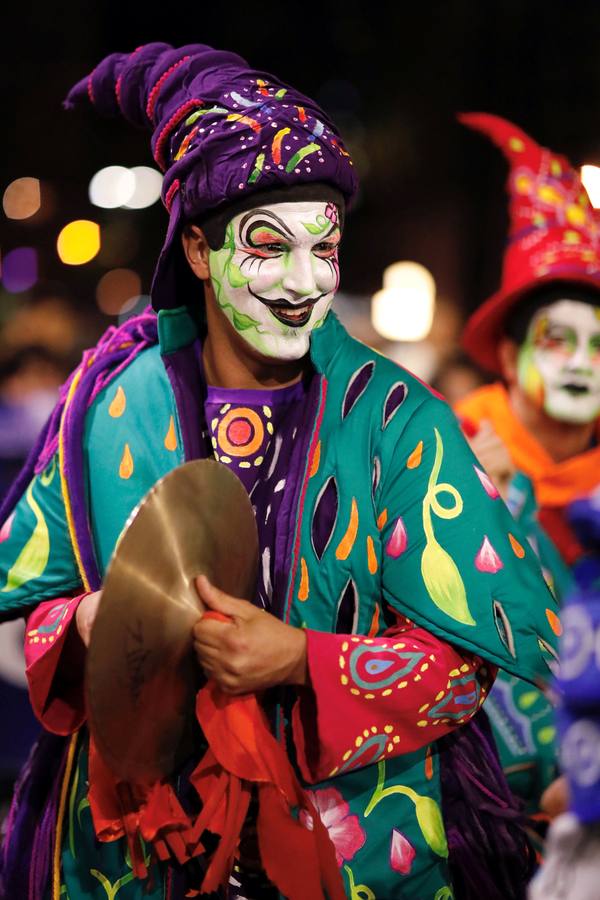 Agrupaciones de murgas uruguayas participan este en el desfile inaugural del carnaval de Montevideo (Uruguay). El tradicional desfile inaugural está compuesto por 44 conjuntos de las agrupaciones carnavalescas.