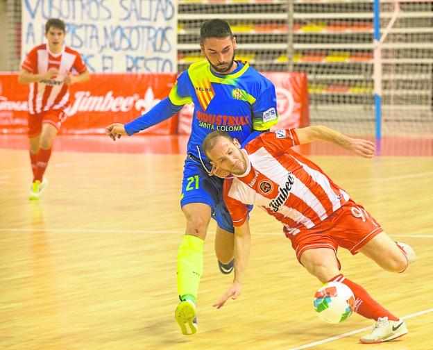 Verdejo, del Santa Coloma, arrastra a Fernández. 