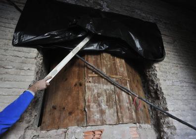 Imagen secundaria 1 - Sarcófago protegido de Almeyda, que se reubicará en la sacristía, donde también se han depositado en una urna de zinc con una placa los restos de los primeros cien jesuitas enterrados en la iglesia. | Trasdós de una de las capillas, que quedará a la vista. | Detalles artísticos de las capillas, pendientes todavía de su restauración. 