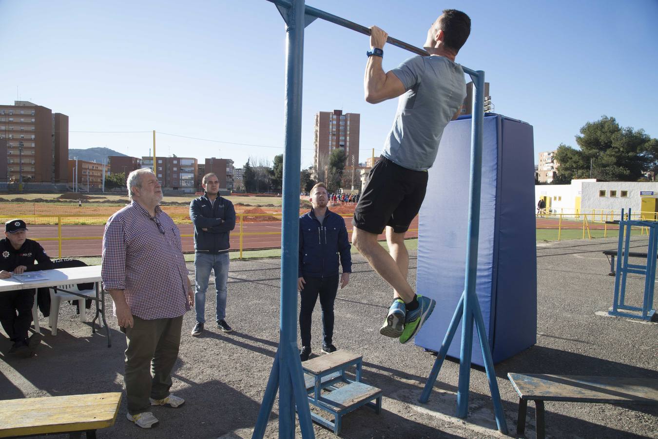 Los candidatos hicieron flexiones de barra y practicaron el salto de longitud. 