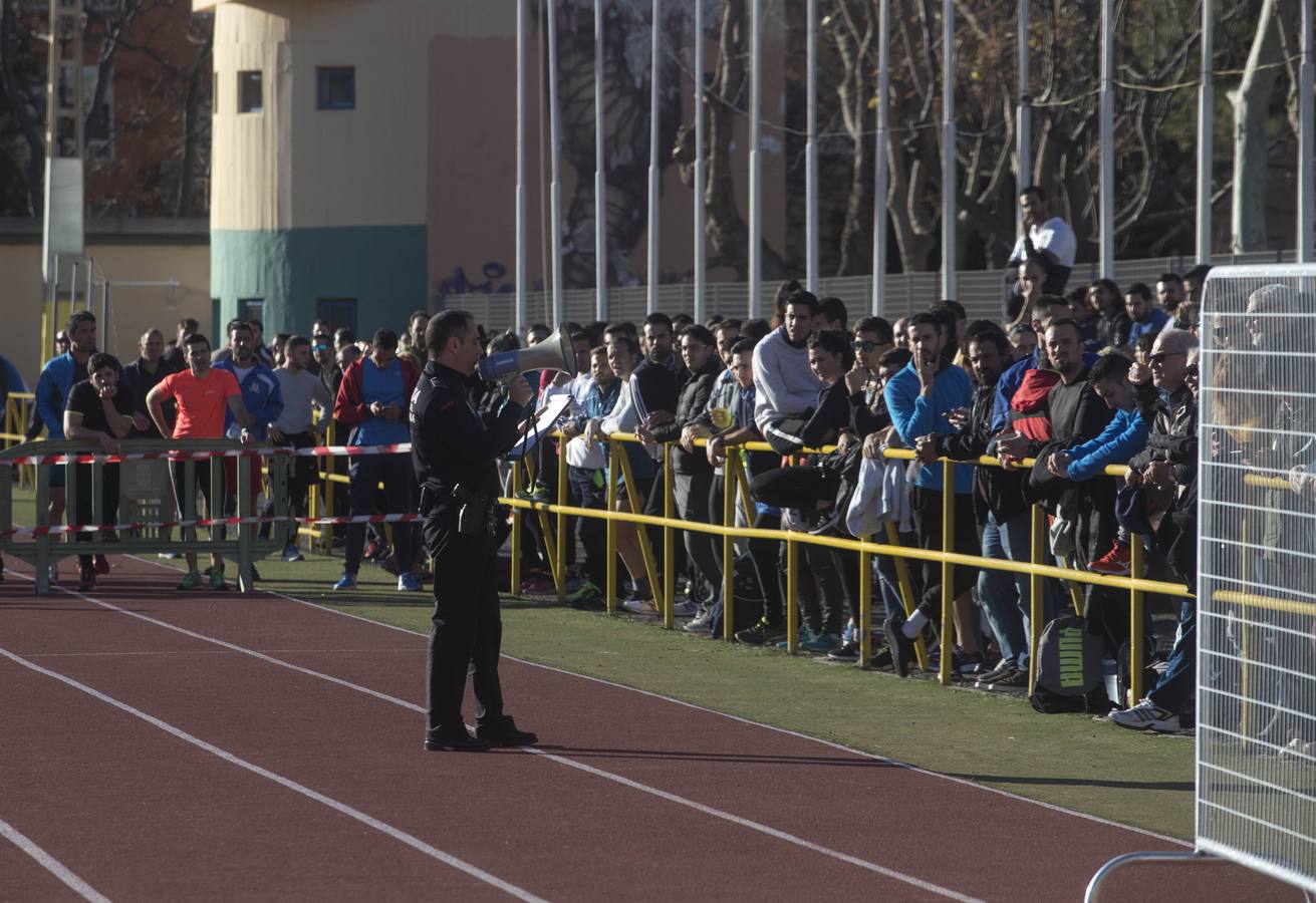 Los candidatos hicieron flexiones de barra y practicaron el salto de longitud. 