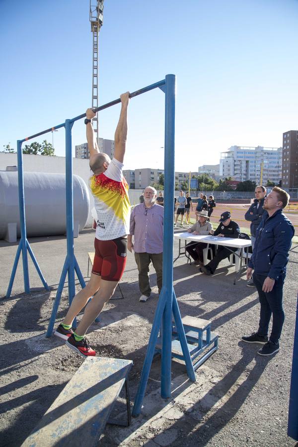 Los candidatos hicieron flexiones de barra y practicaron el salto de longitud. 