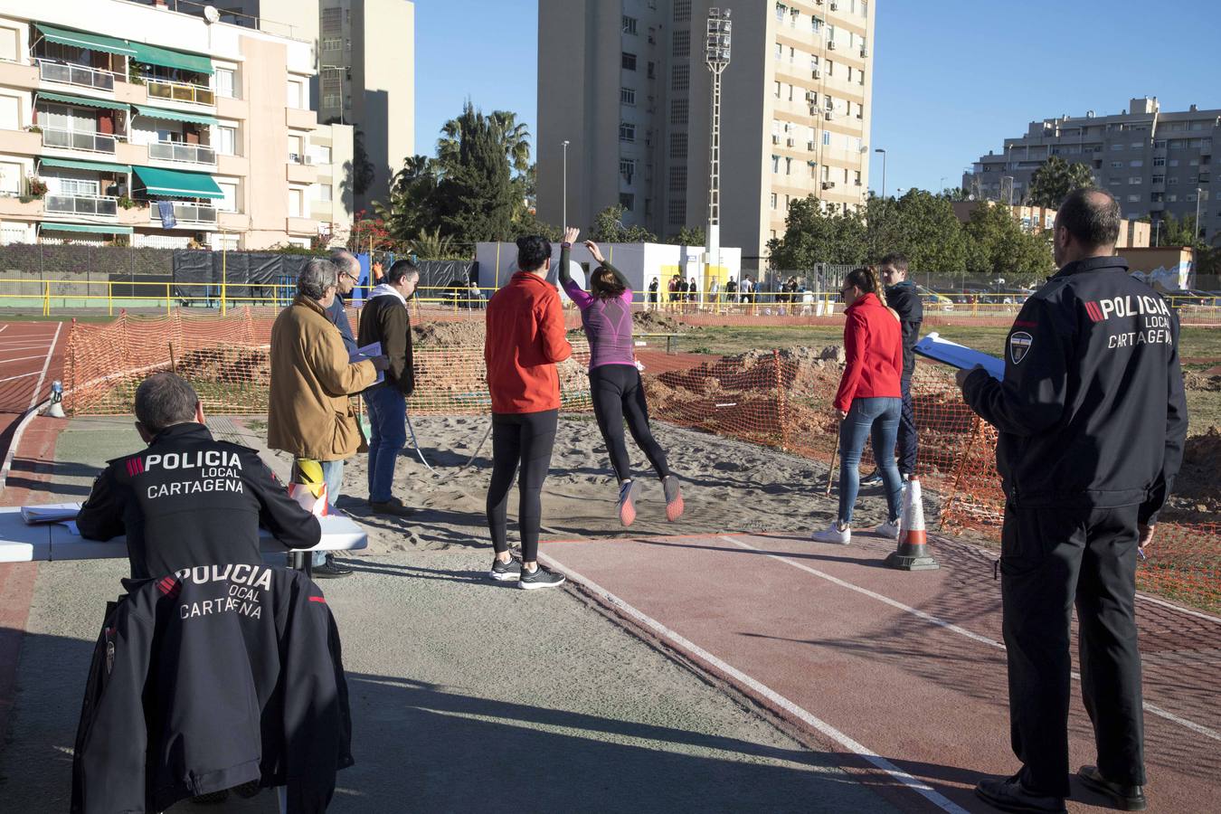 Los candidatos hicieron flexiones de barra y practicaron el salto de longitud. 