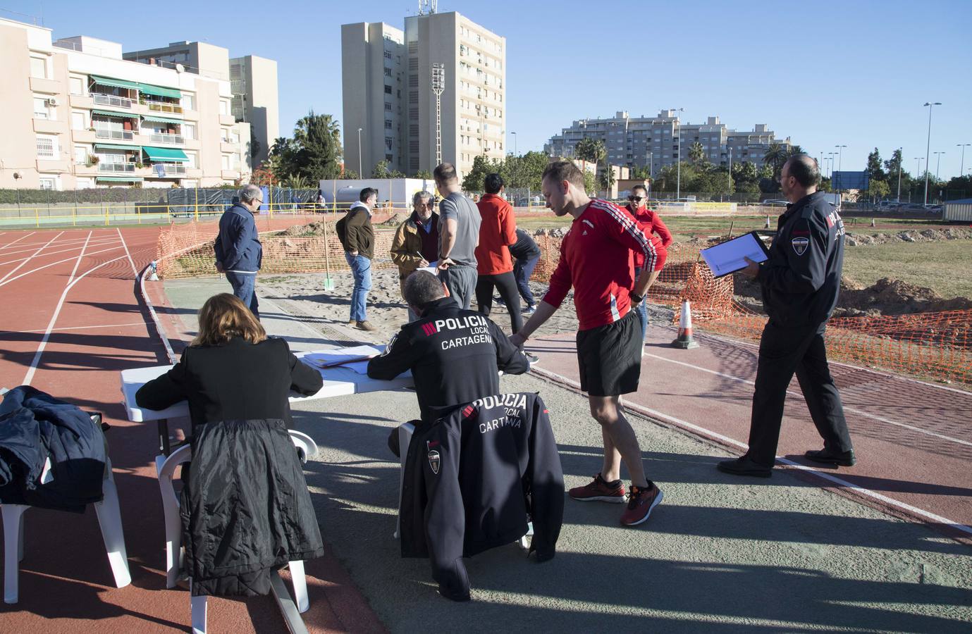 Los candidatos hicieron flexiones de barra y practicaron el salto de longitud. 