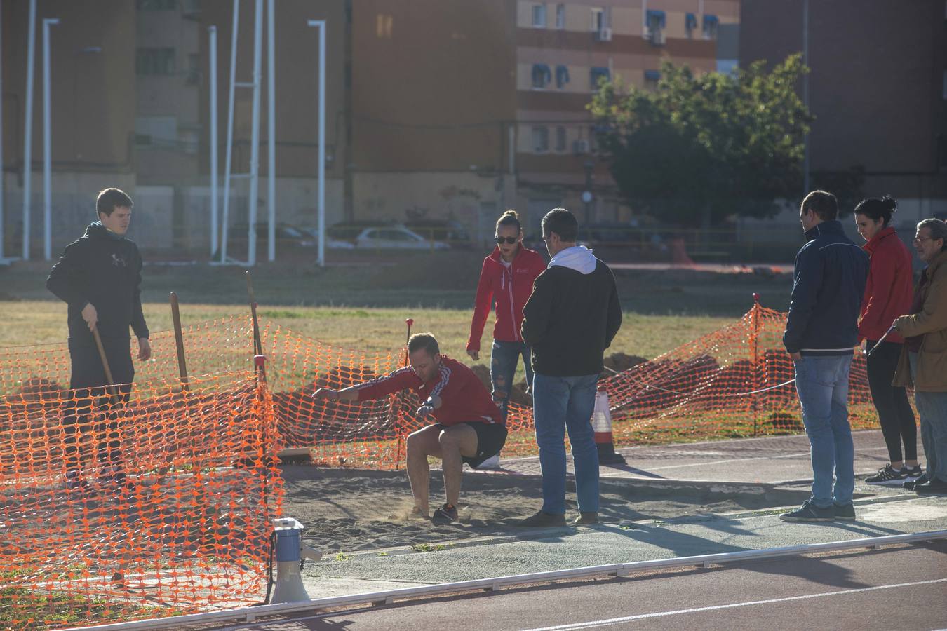 Los candidatos hicieron flexiones de barra y practicaron el salto de longitud. 