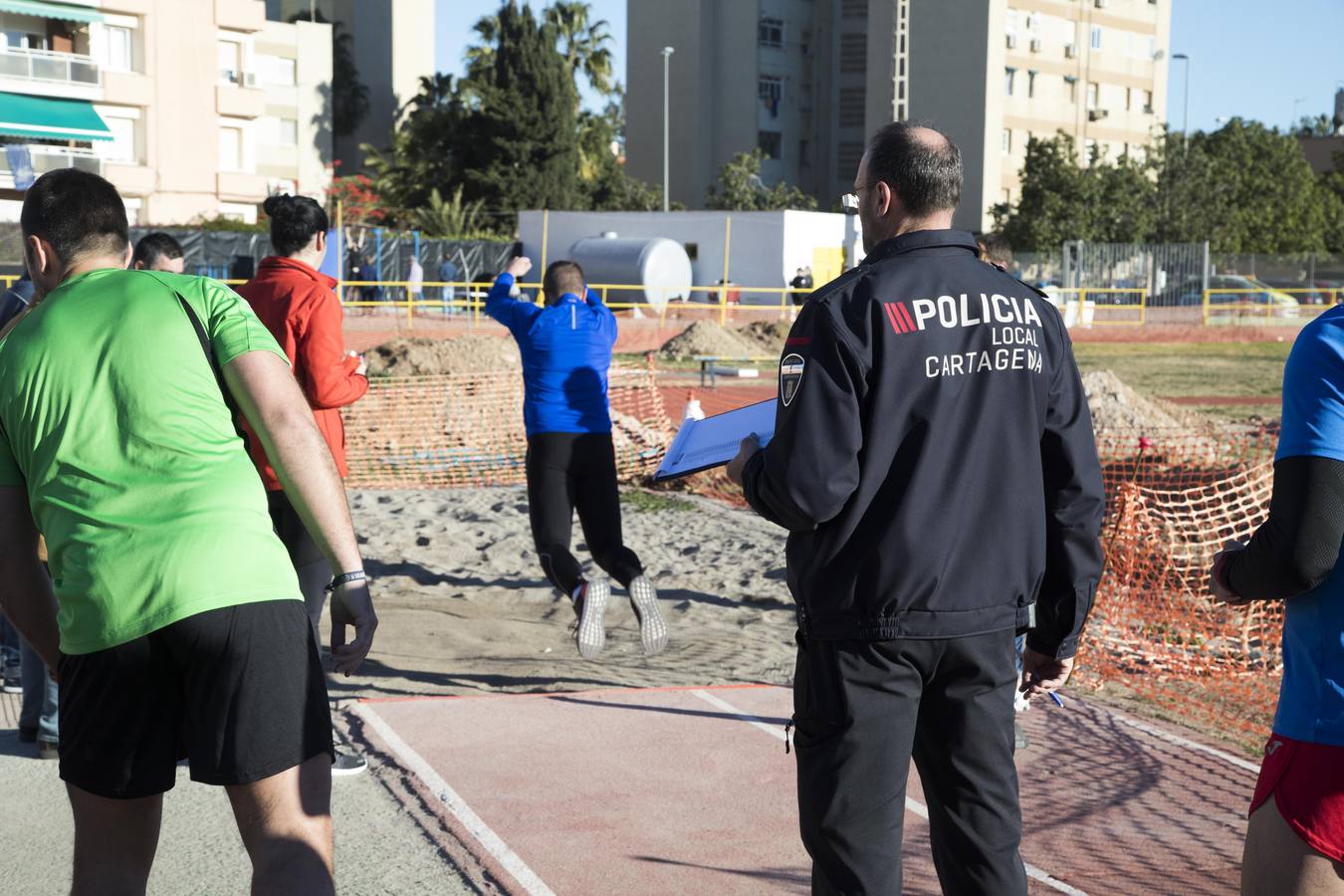 Los candidatos hicieron flexiones de barra y practicaron el salto de longitud. 