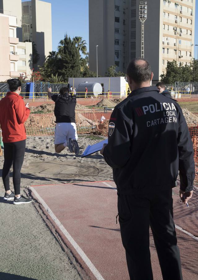 Los candidatos hicieron flexiones de barra y practicaron el salto de longitud. 
