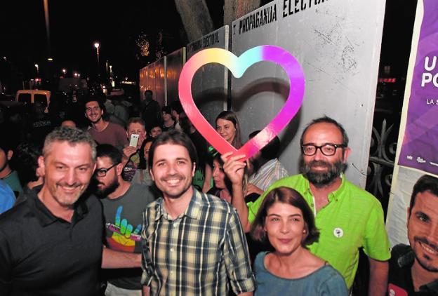 Inicio de la campaña de las elecciones generales de junio de 2016, con los representantes de ambos partidos juntos y sonrientes. De izquierda a derecha, Óscar Urralburu y Javier Sánchez (Podemos) y Magdalena Martínez y José Daniel Espejo (IU). 