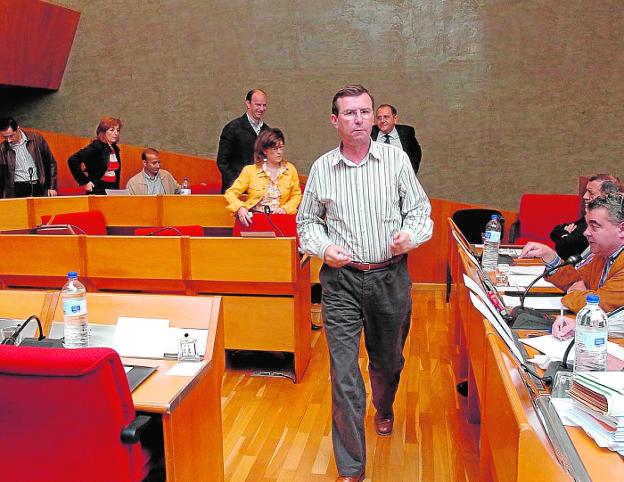 Los concejales del PP, entonces en la oposición, abandonan el Pleno poco antes de que se votaran los convenios urbanísticos, en 2005.