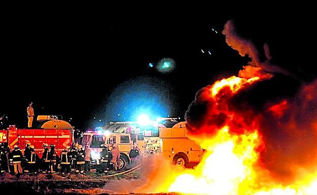 Los bomberos tratan de sofocar el incendio de Tlahuelilpan, hace una semana.