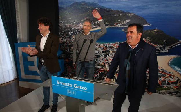 El ministro del Interior, Fernando Grande-Marlaska (C), durante un acto en San Sebastián. 