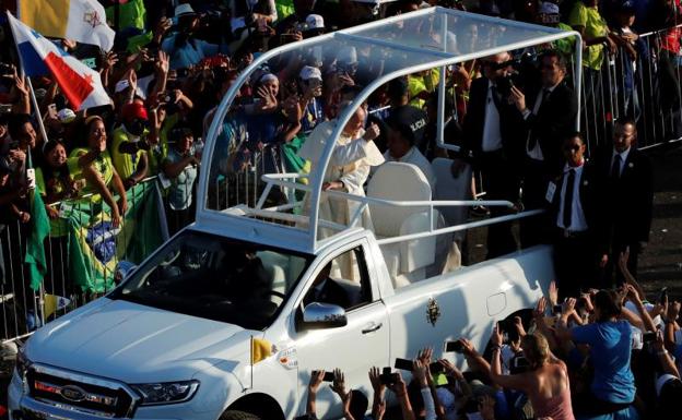 El papa Francisco saluda este domingo a su llegada para oficiar la misa de cierre de la Jornada Mundial de la Juventud (JMJ), en Ciudad de Panamá. 