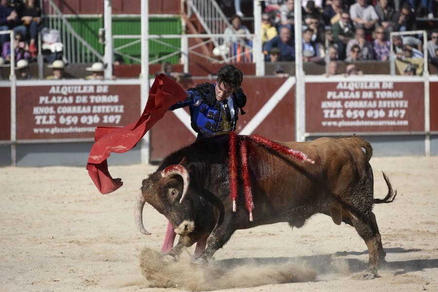 Téllez y Barbero, con dos trofeos cada uno, también salieron a hombros en el primer festejo del año en la Región