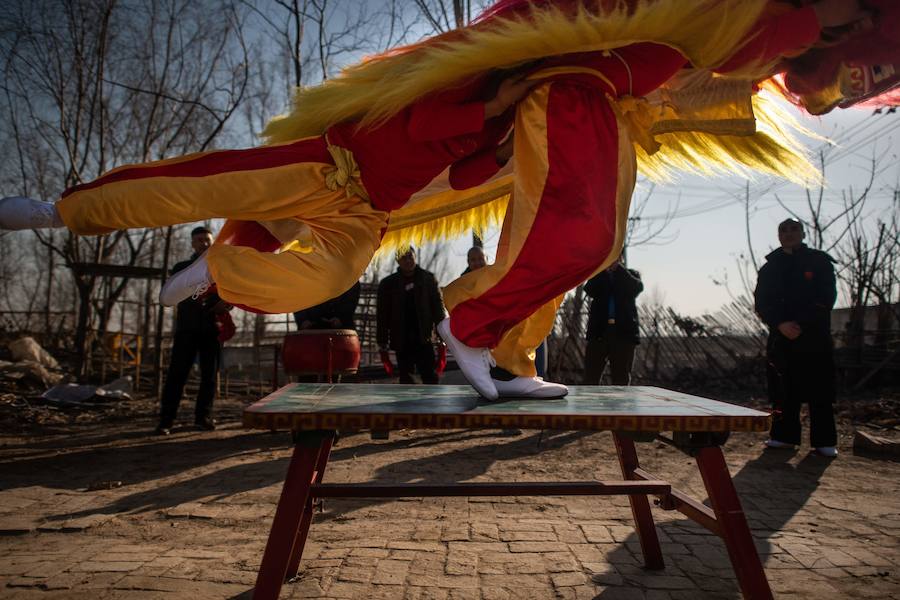 La danza del león es una característica común para traer buena fortuna, prosperidad, buena suerte a las empresas y ahuyentar a los espíritus malignos durante el Año Nuevo Lunar que se celebra el 5 de febrero de este año.