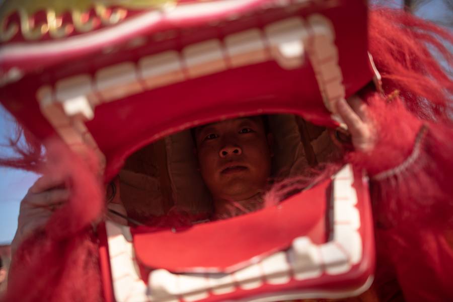 La danza del león es una característica común para traer buena fortuna, prosperidad, buena suerte a las empresas y ahuyentar a los espíritus malignos durante el Año Nuevo Lunar que se celebra el 5 de febrero de este año.