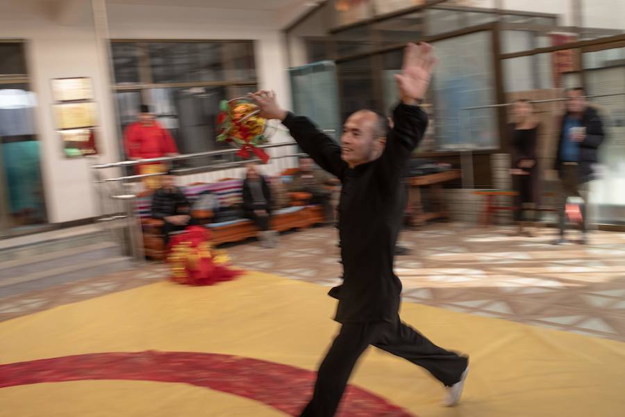 La danza del león es una característica común para traer buena fortuna, prosperidad, buena suerte a las empresas y ahuyentar a los espíritus malignos durante el Año Nuevo Lunar que se celebra el 5 de febrero de este año.