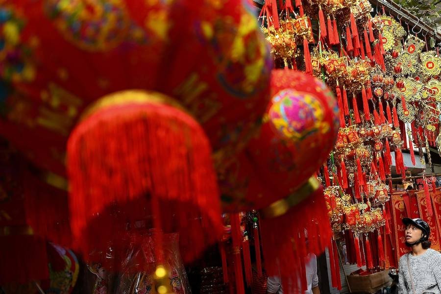 La danza del león es una característica común para traer buena fortuna, prosperidad, buena suerte a las empresas y ahuyentar a los espíritus malignos durante el Año Nuevo Lunar que se celebra el 5 de febrero de este año.
