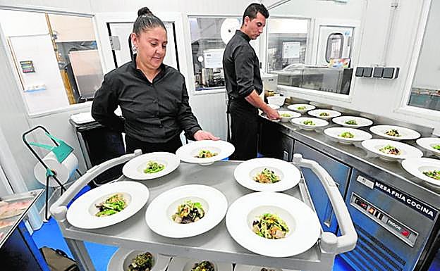 Colectivo Paréntesis. Dos reclusos participan en un taller de formación profesional.
