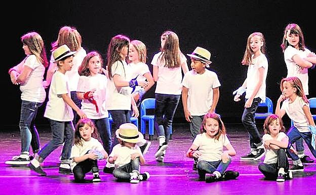 Niños con discapacidad auditiva bailan en una gala solidaria. 