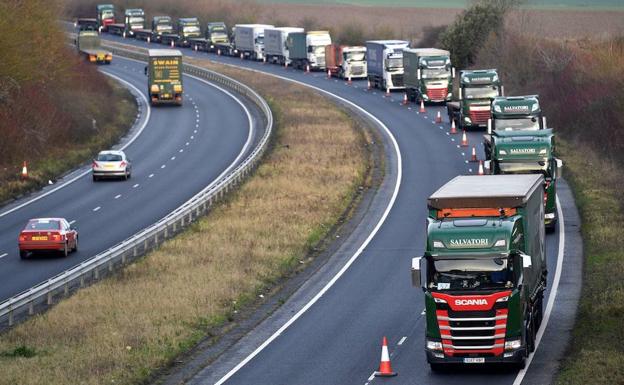 Más de cien camiones participaron en nu test contra los atascos por el 'brexit' a principios de enero.