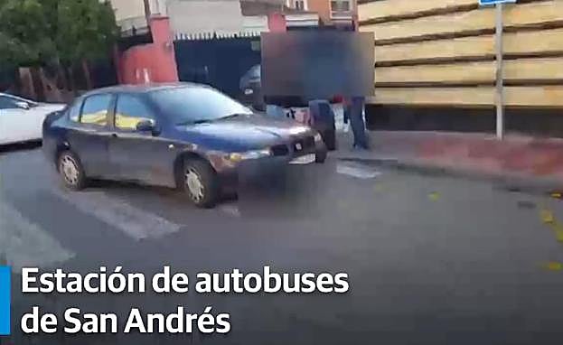 Uno de los coches que se dedica a transportar pasajeros de forma ilegal, aparcado junto a la estación de autobuses. 