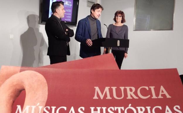 Los directores generales del ICA y de Bienes Culturales, Marta López-Briones y Juan Antonio Lorca, junto a Antonio Clares (centro) en la presentación del ciclo 'Murcia. Músicas Históricas'.