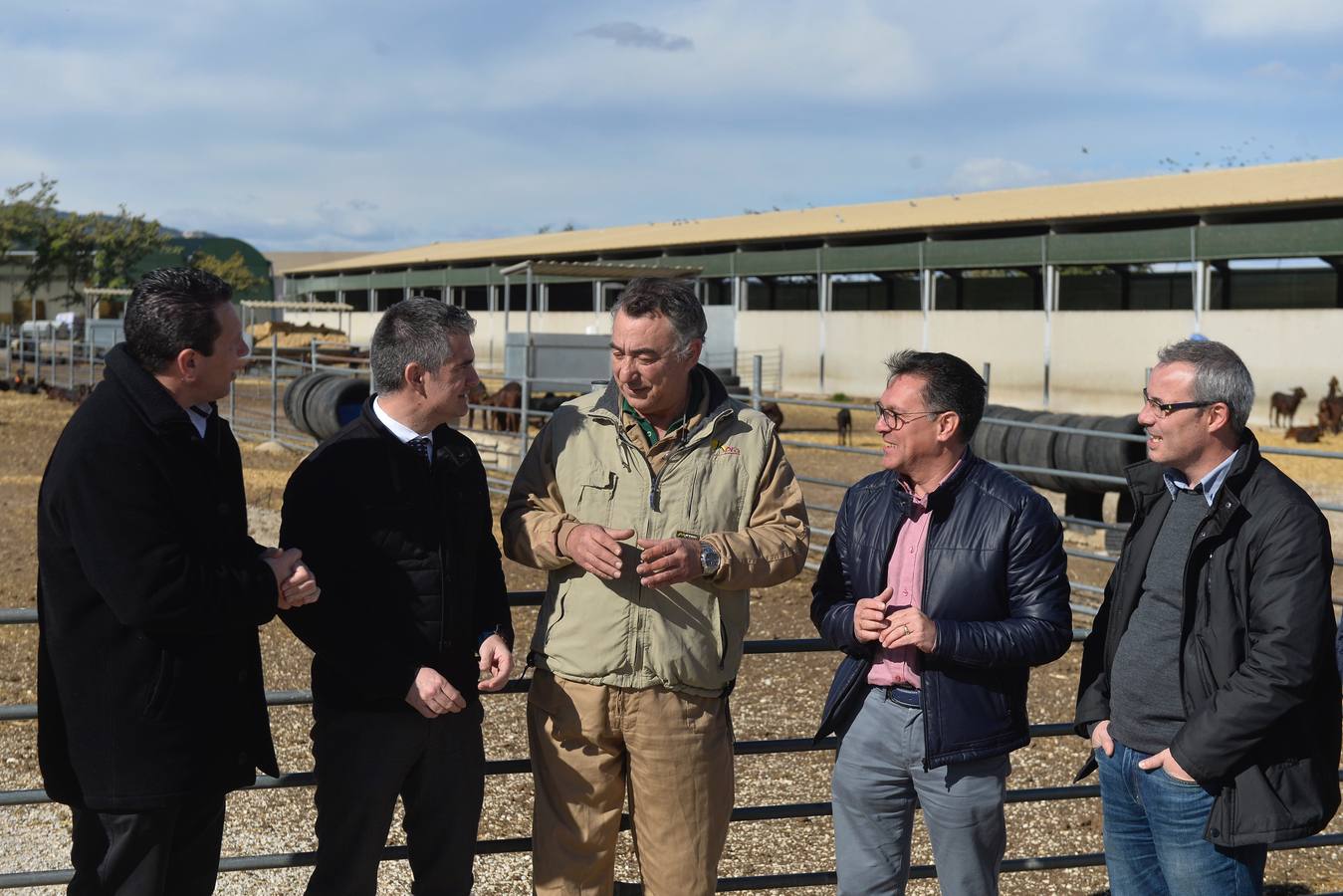 El consejero de Agua, Agricultura y Ganadería, Miguel Ángel del Amor, ha visitado la granja caprina Kpra de Mula que es la más grande de la Región con 3.500 cabras de la raza murciano-granadina