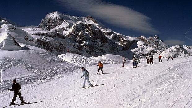 Esquiadores, descendiendo por una de las pistas del centro aragonés
