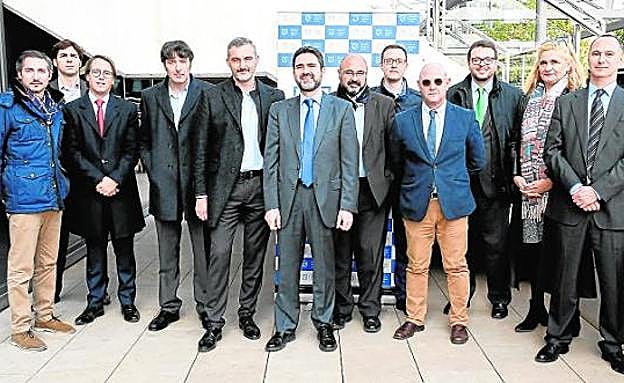 Óscar Urralburu y Rafael Esteban Palazón, junto a miembros de Murcia Sociedad Civil. 