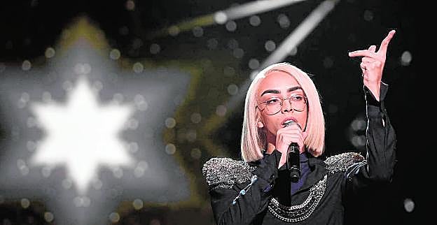 Bilal, de 19 años, ha seducido a la audiencia gala con su voz aterciopelada y una coreografía pop. Su inspiración reconocida es Beyoncé. 