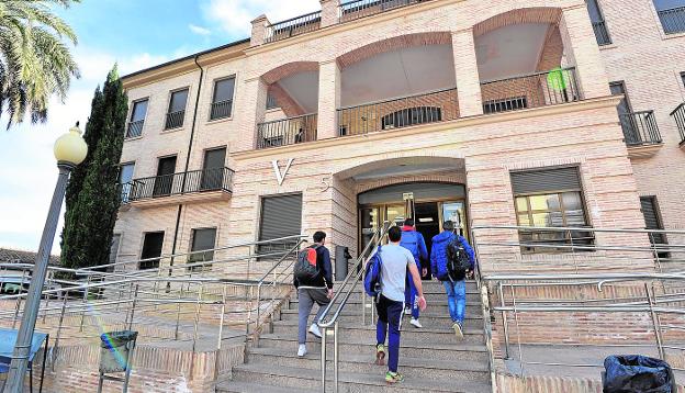 Un grupo de alumnos, accediendo ayer al pabellón de Arquitectura del campus de Los Jerónimos de Guadalupe. 