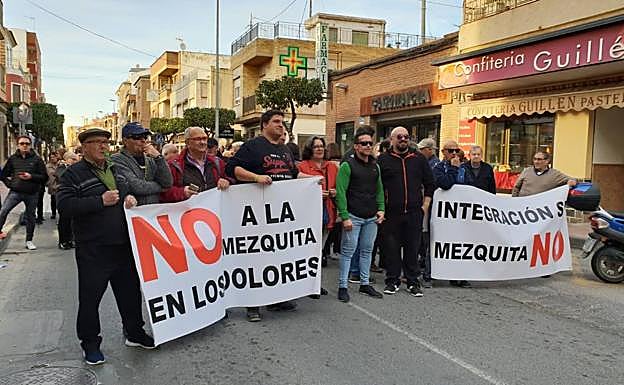 Un grupo de vecinos se manifiesta en la calle Mayor de Los Dolores contra la construcción de la mezquita. 