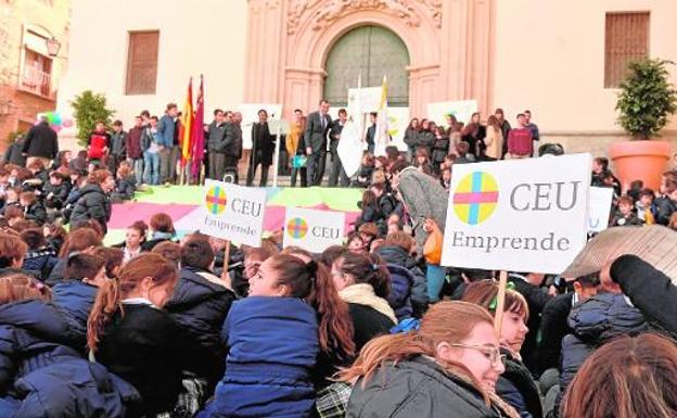 El alcalde acudió ayer a la actividad organizada por alumnos del CEU en el santuario. 