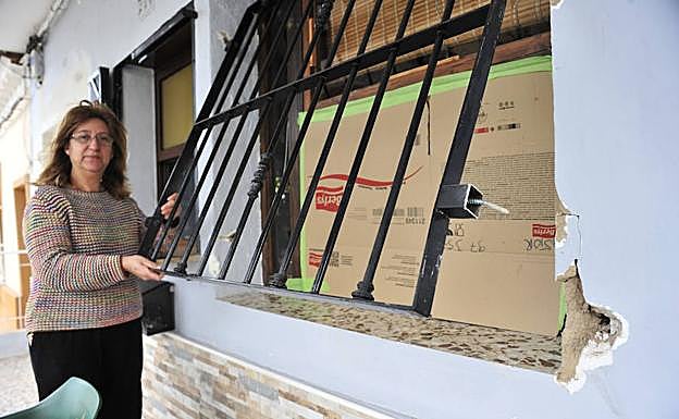 Reja arrancada por los ladrones para acceder al establecimiento.