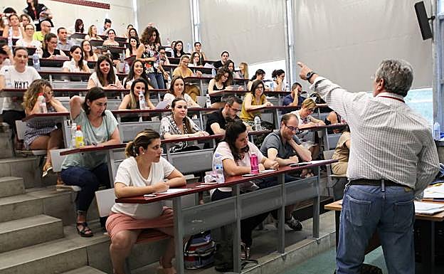 Opositores de Enfermería se examinan en el campus de Espinardo en una convocatoria de 2018.