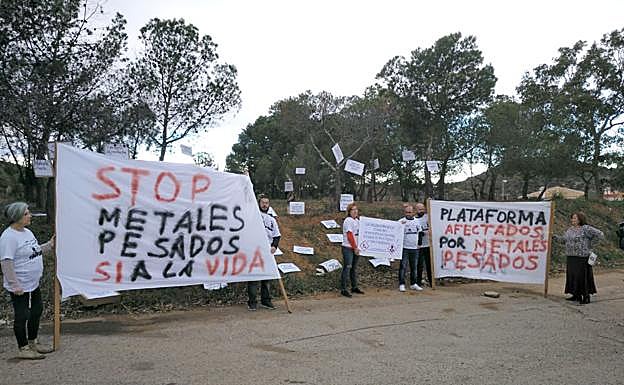 Vecinos del Llano, ayer junto al depósito minero cercano al colegio. 