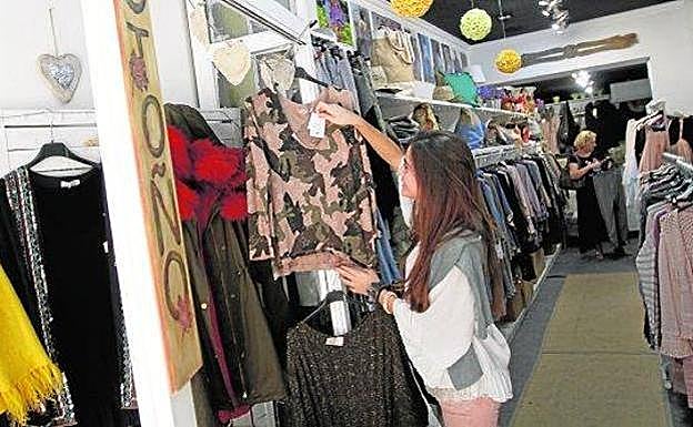 Estos son los riesgos que corres si no lavas tu ropa antes de estrenarla