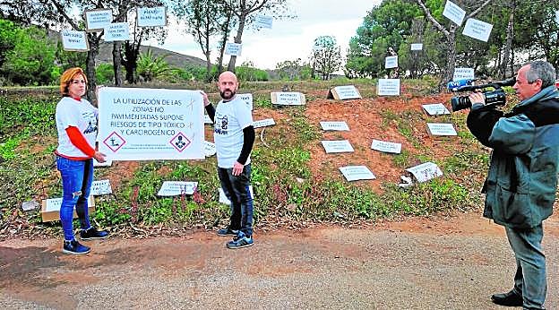Dos miembros de la Plataforma de Afectados por los Metales Pesados, anteayer en Llano del Beal. 