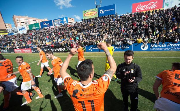 Jugadores del FC Cartagena celebran la victoria.